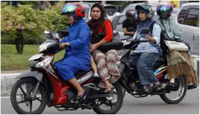 BANDAR POKER | 6 Tingkah Unik Cewek Indonesia Kalau Lagi Naik Motor
