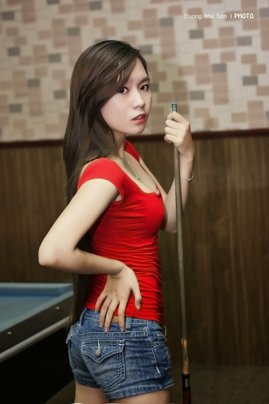 The images of a Vietnamese sexy girl to play billiards 