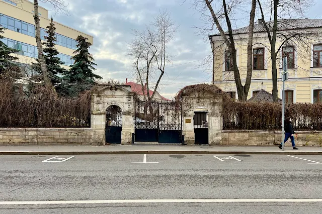 Гончарная улица, усадебная ограда с воротами (построена в 1916 году)