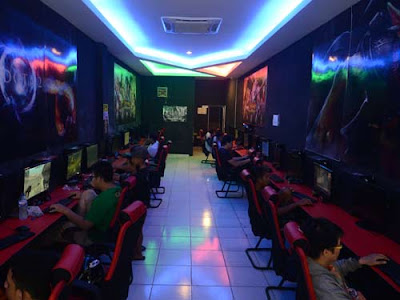 TETAP RAMAI : Suasana di VIP Cyber di Jalan H. Abbas. Meski mengalami penurunan pelanggan karena maraknya game di smartphone, namun tak sedikit konsumen yang masih memilih mengunjungi game center untuk memuaskan hasrat bermainnya.  MEIDY KHADAFI/PONTIANAK POST