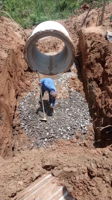 Construção de drenagem pluvial no Açude entra na fase de instalação de manilhas