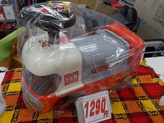 トミカ　乗用玩具　１２９０円