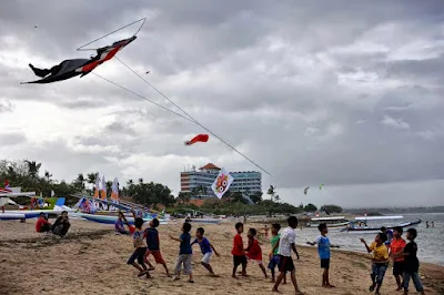 Bermain Layang-Layang Di Pinggir Pantai