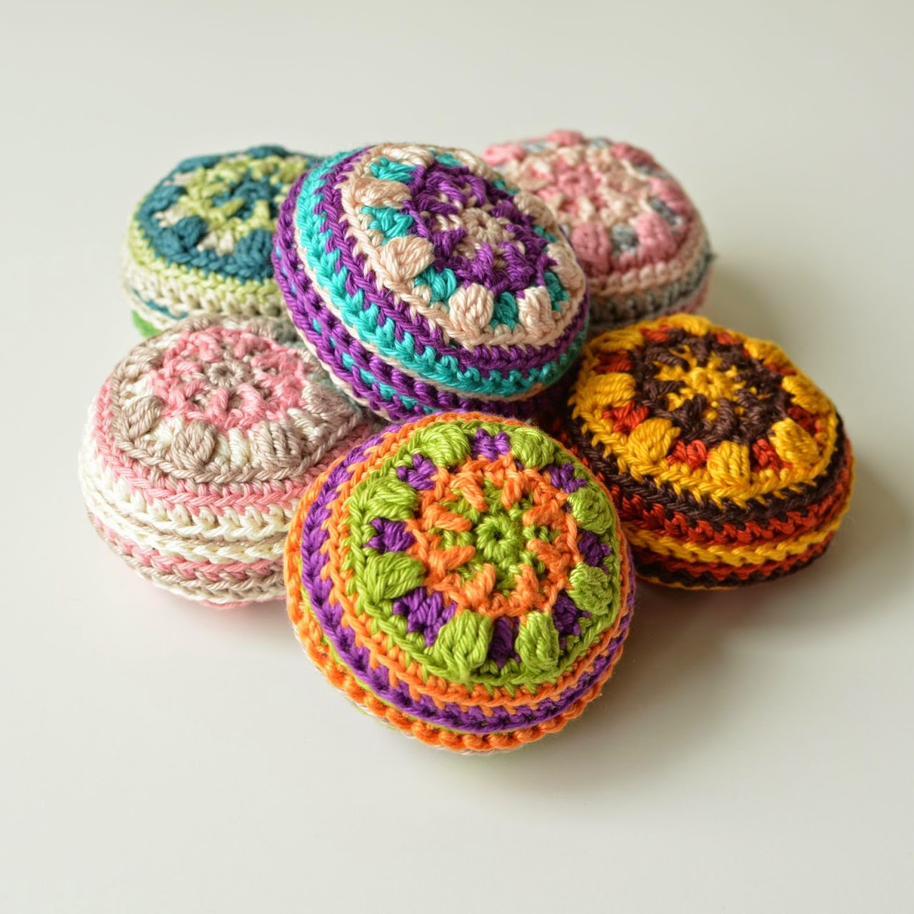 Mandala pin cushion - free pattern by www.lillabjorncrochet.com