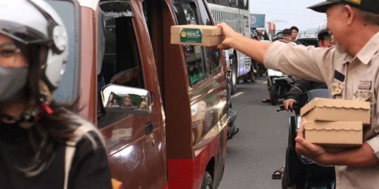 Berkah Ramadan, Ribuan Takjil Dibagikan LDII dan Pramuka Sakoda SPN Jawa Barat