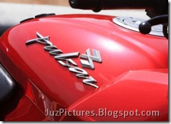2009-bajaj-pulsar-220cc-side