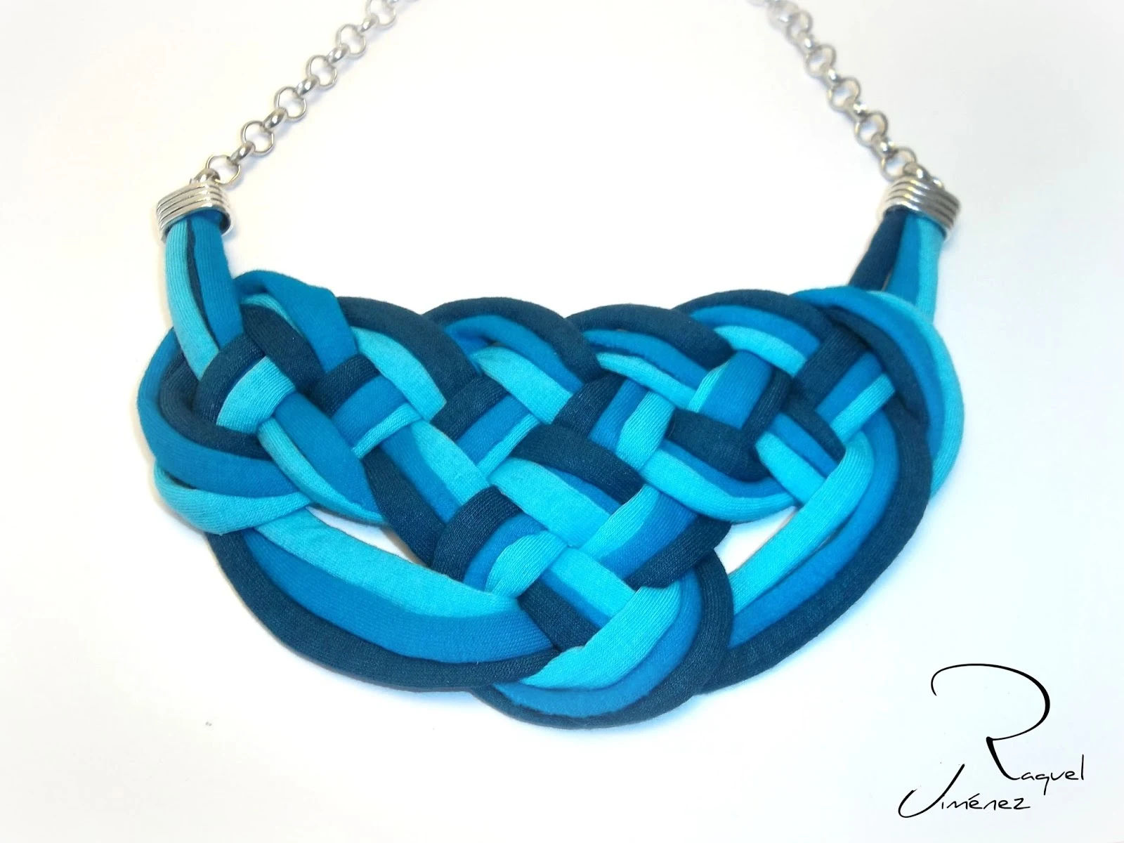 collar de nudo celta en trapillo azul