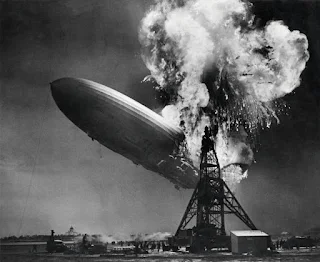 dirigible Hindenburg en llamas, fotografiada por Sam Shere el 6 de mayo de 1937