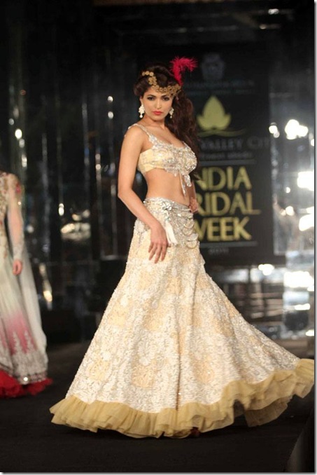 Parvathi Omankuttan walks ramp for Indian Bridal Week2