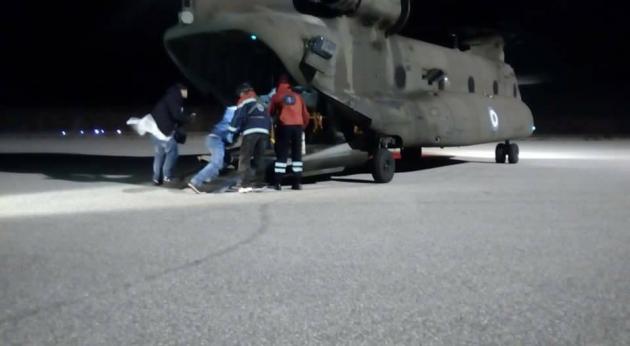 Νύχτα Χριστουγέννων: Πτήση σωτηρίας με Chinook από την Αεροπορία Στρατού [ΦΩΤΟ]