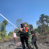 Sinergitas TNI dan Polri Bersama Warga Bantu Padamkan Kebakaran Lahan di Mojokerto