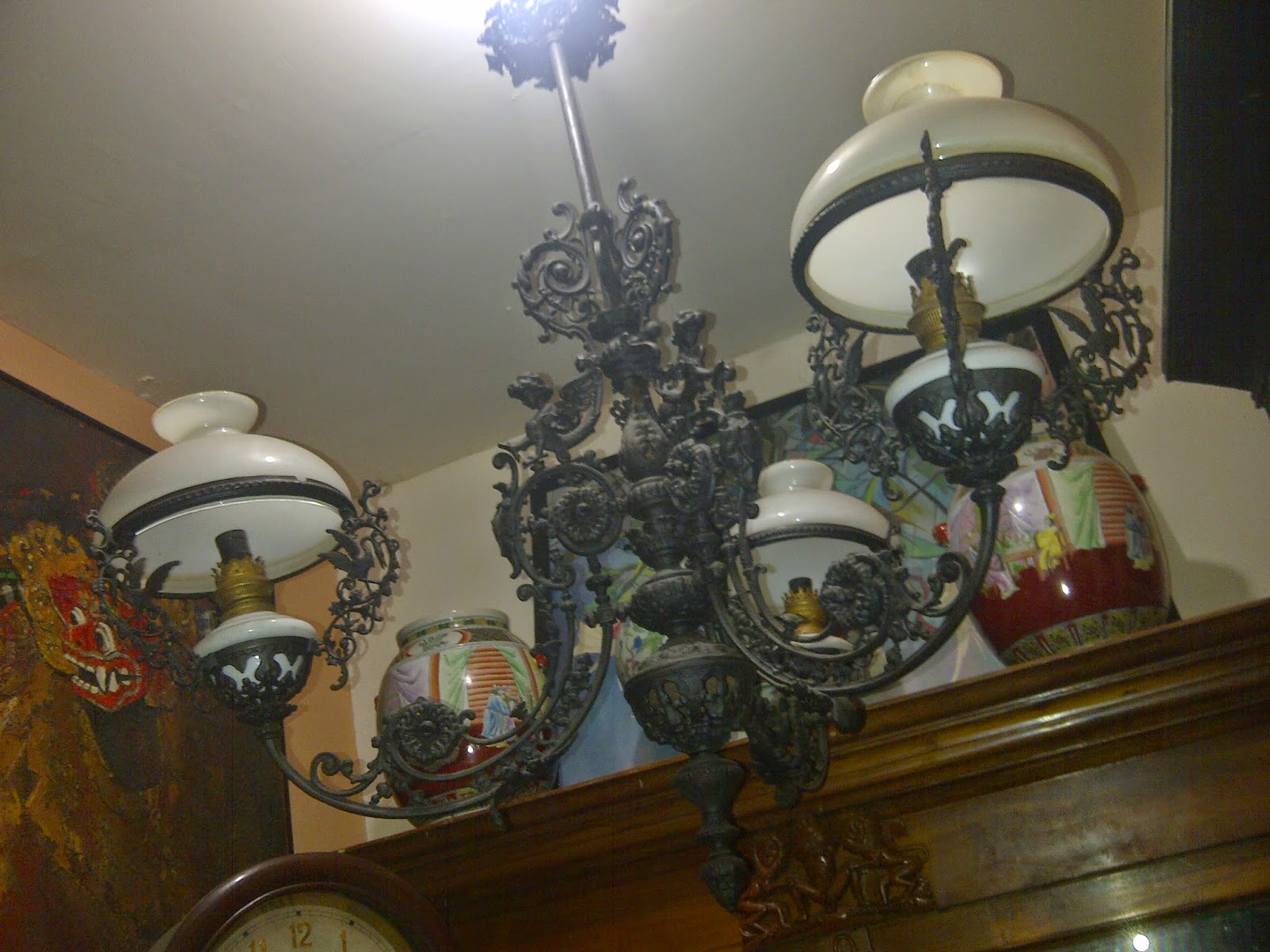 Budy Antiques Gallery : Lampu Gantung Besi Kuno Sayap 3 Original Eropa