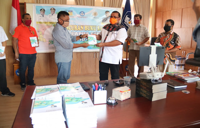 Christian Sohilait Luncurkan Buku Saku Anak Papua Terkait COVID-19 dengan Bahasa Lokal