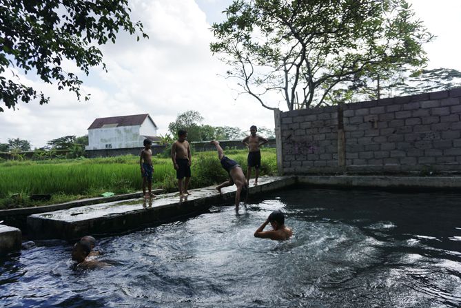 Anak-anak bermain air di Umbul Permai Sleman