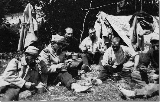 Le repas dans la prairie prs des tentes