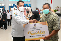 Gubernur Kepri Menyerahkan Bantuan Senilai Rp 2,2 Miliar,- di Kabupaten Lingga 