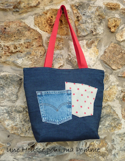 Sac à main Cabas en matériaux recyclés montés façon patchwork, sac semi-rigide, surpiqures rouge, composé de tissu coton beige et étoiles rouges, poche en jeans véritables et appliqué assorti, intérieur coton rouge vif avec poche en jeans, anses en coton rouge.  Dimensions : 32 x 26 x 15 cm, anse : 60 cm.