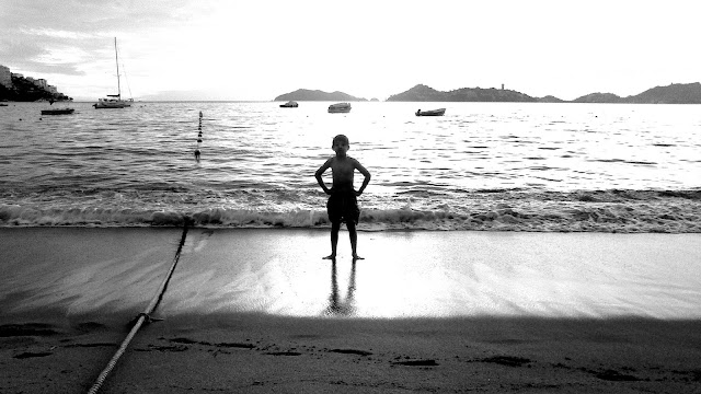 Foto en blanco y negro con niño frente al mar mostrando rostro de modelo en La Sirena