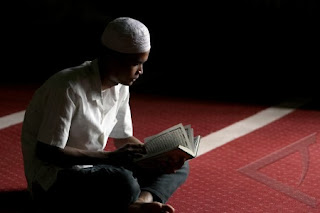 Pemuda baca Qur'an (foto Antara)