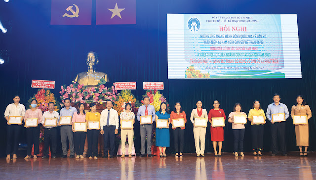 Các tập thể thực hiện tốt công tác dân số - kế hoạch hóa gia đình  năm 2022 được khen thưởng. (Ảnh: MH)