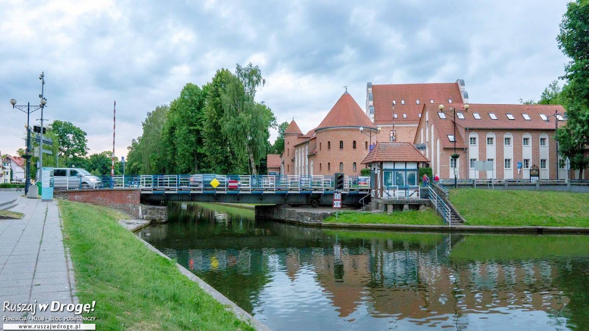 Giżycko most obrotowy na Kanale Łuczańskim i zamek krzyżacki