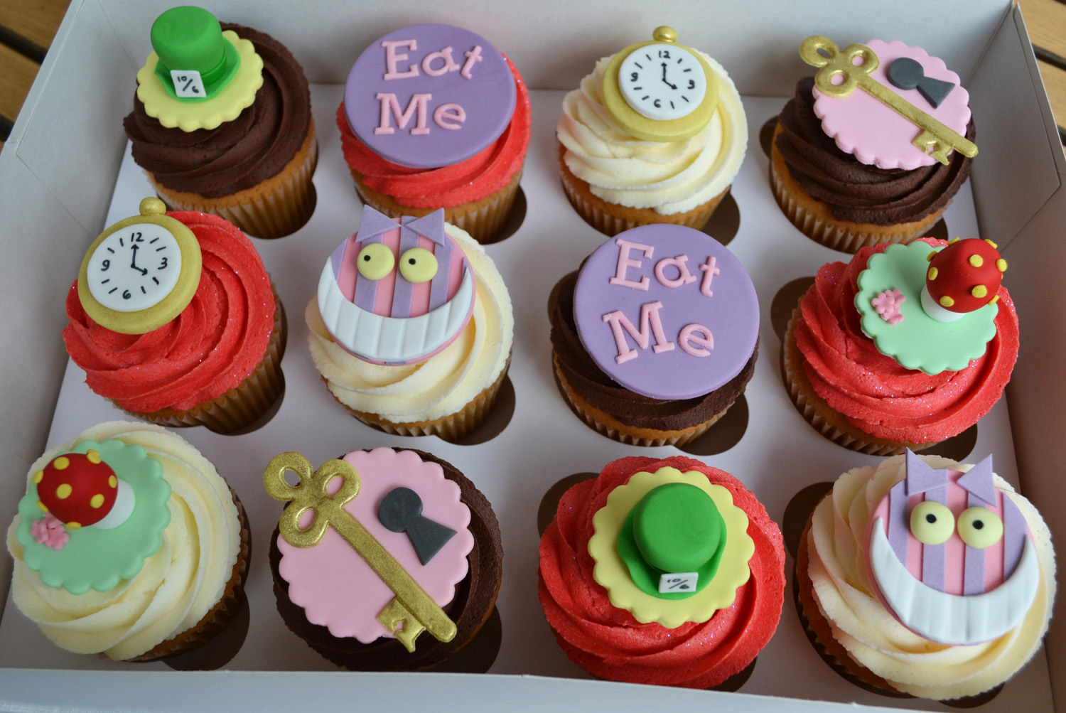 Little Paper Cakes: Alice in Wonderland/Mad Hatter's Tea Party Cupcakes