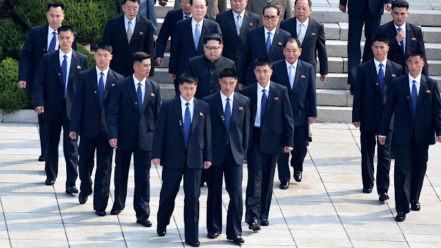 Pemimpin Korea Utara Kim Jong-un dikelilingi para pengawal saat akan bertemu Presiden Korea Selatan Moon Jae-in dalam KTT Korea Selatan-Korea Utara