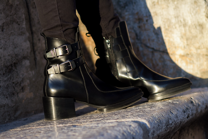 Botines con hebillas piel cuero negros Zara Trafaluc Blogger Adicta a los Zapatos Tendencias Calzado