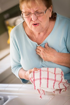 adulta mayor con dolor en el pecho