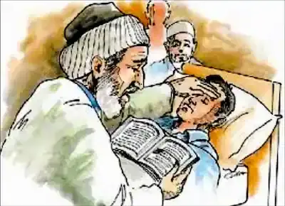 رجل دين أو شيخ يضع يده على رأس صبي لعمل الرقية الشرعية وقراءة القرآن للعلاج من السحر