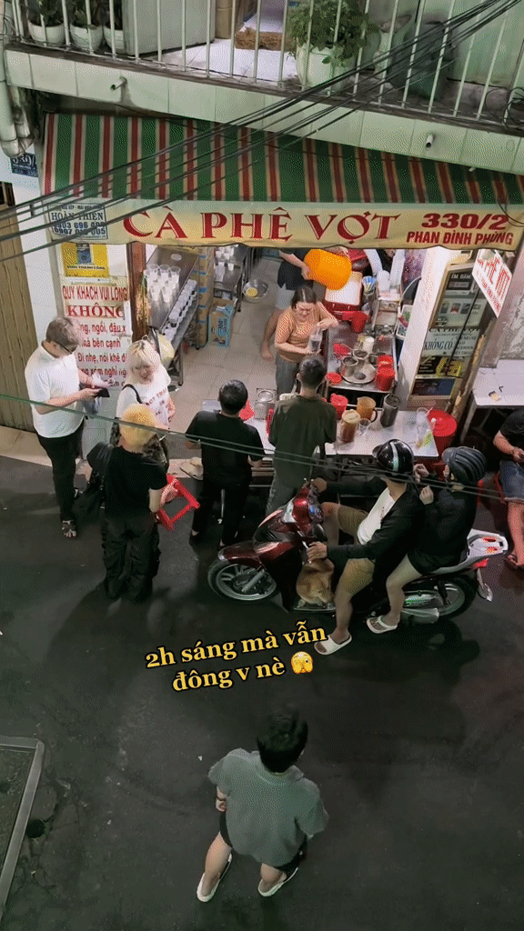 Kinh ngạc với hình ảnh siêu đông đúc lúc 2 giờ sáng tại quán cà phê âm phủ, không hổ danh địa điểm ruột của giới trẻ - Ảnh 1.