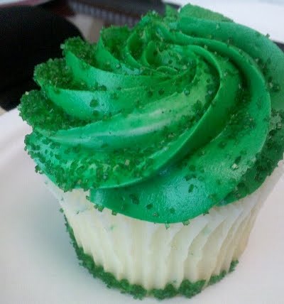 A beautiful and clever idea for green and white cupcakes