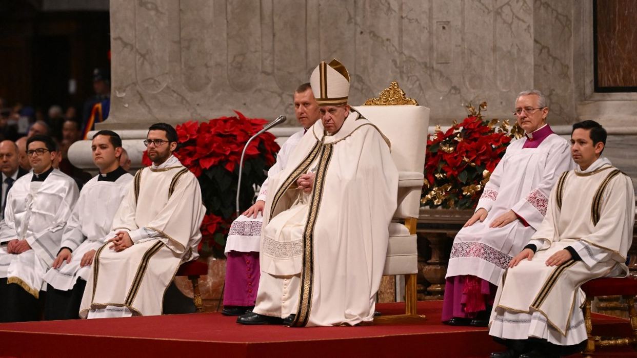 El Papa denuncia en misa del gallo una humanidad insaciable de poder y dinero