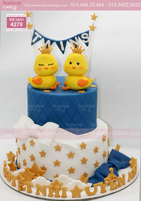 Bánh sinh nhật hai tầng con gà sinh đôi