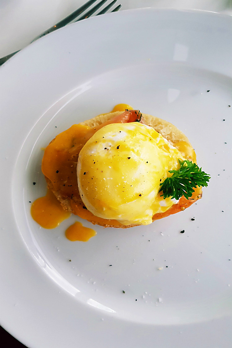 Egg Benedict mit Lachs zum Frühstück in der X-Lounge der Mein Schiff 5  | Arthurs Tochter kocht. Der Blog für Food, Wine, Travel & Love von Astrid Paul