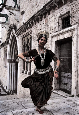 Odissi Orissa Shakta Tantra danza Yogini SALA DEI NOTARI, PALAZZO DEI PRIORI CON IL PATROCINIO DEL COMUNE DI PERUGIA LA DANZA DELLE DIECI DEE  "DASA MAHAVIDYA" presentazione-spettacolo di danza classica dell'India in stile Odissi  a cura di Marialuisa Sales nell'ambito di X CONVEGNO INTERNAZIONALE DI ASTROLOGIA danza odissi yogini dieci dee dasa mahavidya danza indiana perugia          “Le Porte del Successo” Sabato 30 giugno dalle 9:00 alle 20:00 A cura dell’ASSOCIAZIONE CULTURALE JAYAVIDYA C.I.D.A. NAZIONALE - SCUOLA ASTRAVIDYĀ DI ASTROLOGIA Sala Dei Notari, Piazza IV Novembre, 06123 Perugia