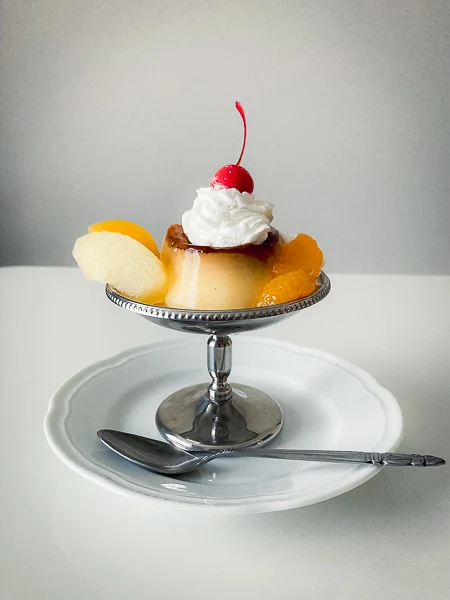 ロピア『本気で挑んだ卵プリン』フルーツとクリームを飾り付けて純喫茶のプリンアラモード風にアレンジ