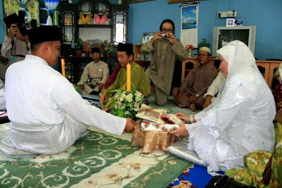 Sebelum akad nikah dilangsungkan, mas kahwin diserahkan kepada bakal