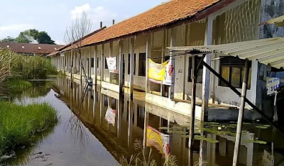 gedung sekolah sdn karangjompo tergenang banjir kegiatan belajar di rumah warga