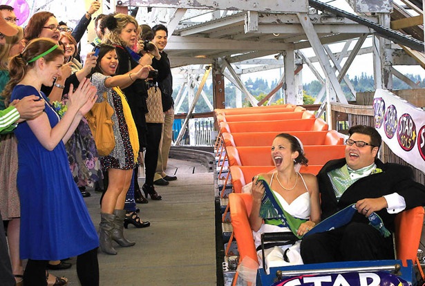 Cool : Perkahwinan Berlangsung Di Atas Roller Coaster (12 Gambar) | Aku
