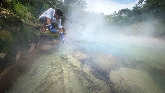 Um rio de águas ferventes no centro da Amazônia peruana