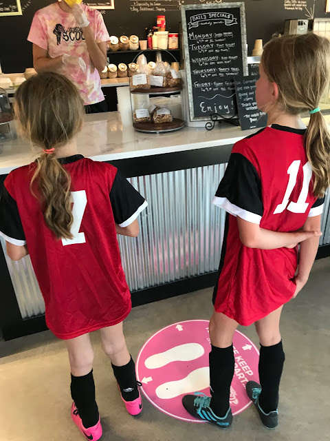 Brielle and Rianne in line at Outside Scoop
