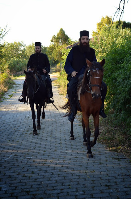 Η μεταφορά του αγίου λειψάνου της Αγίας Νεομάρτυρος Ακυλίνης ή Αγγελινής της Ζαγκλιβερινής, από τον τόπο ενταφιασμού της στον τόπο μαρτυρίου της 249 μετά.