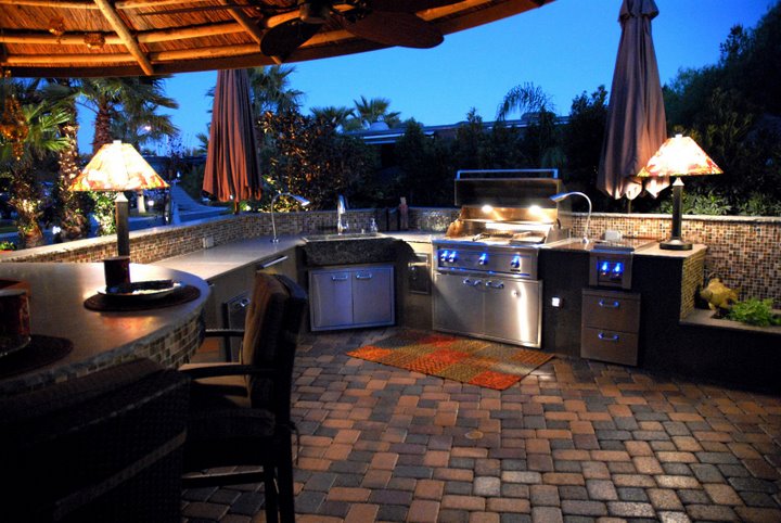 Fabulous Backyard Kitchens and Grills