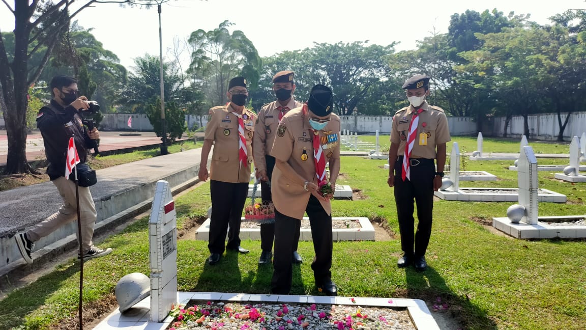 Ketua Kwarda Riau laksanakan tabur bunga di TMP Kusuma Darma
