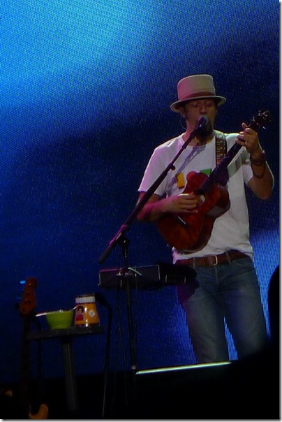 Jason Mraz vs his cute drinks