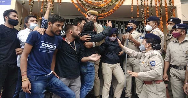 पूरे हिमाचल के NSUI कार्यकर्ता पहुंचे राजधानी, यूनिवर्सिटी में पुलिस से धक्का-मुक्की, VC दफ्तर पर उपद्रव