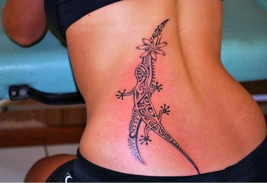 Imagen de Modelo con tatuaje maori o tatuaje polinesio;