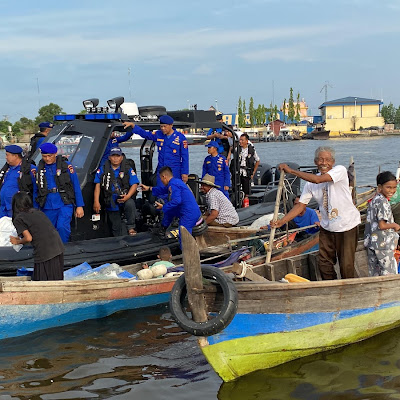 Ditpolairud Poldasu Bersama HNSI Medan Bagikan Sembako dan Takjil Kepada Nelayan di Pesisir Belawan