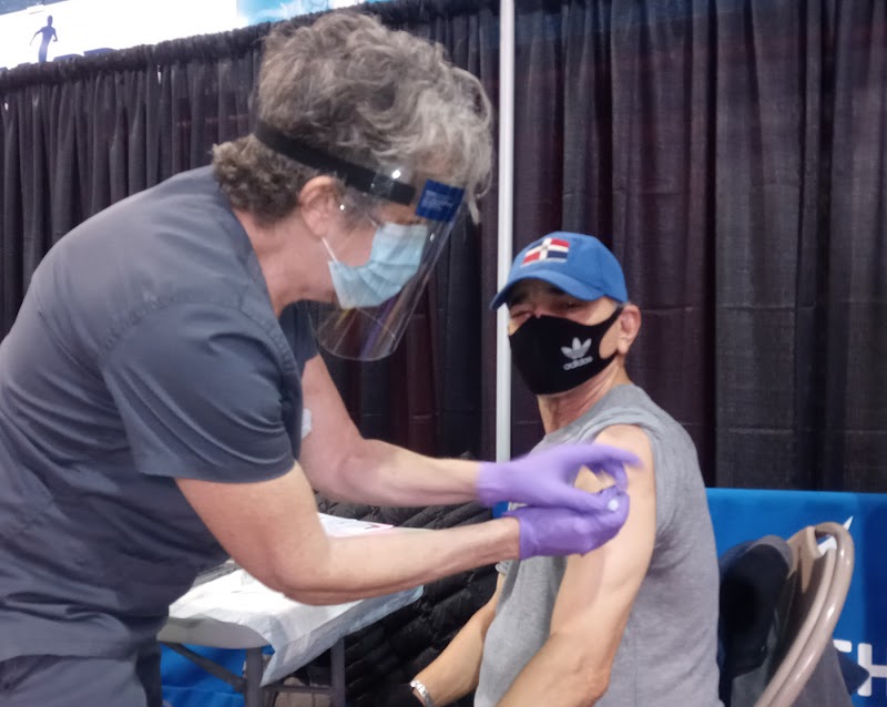 Reportero Cruz Tejada recibe primera vacuna de Moderna contra COVID - 19 y explica proceso